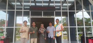 Dosen Elektro Polbeng Serahkan Running Text Sebagai Media Informasi di BAAK Polbeng